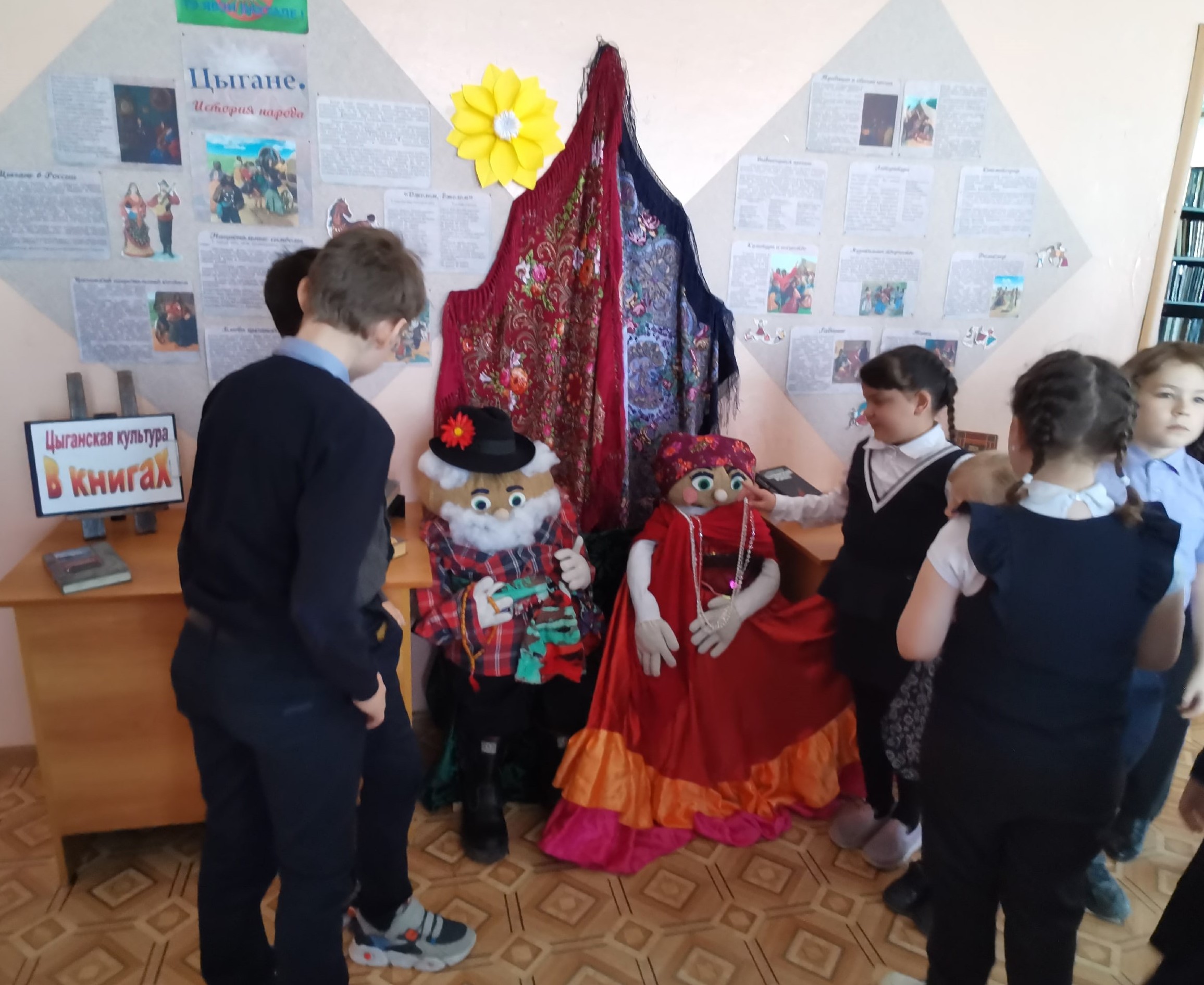 встреча цыган. цыгане с медведем. встреча цыган. культура пензенской области. ансамбль цыган с медведем.