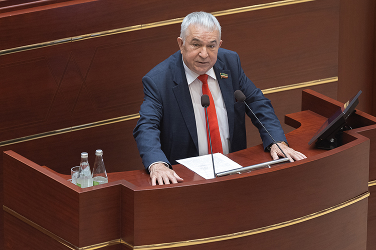 Хафиз Миргалимов вроде бы заявил выступление по мотивам выборов, но схитрил и выдал речь о размерах пенсий и стипендий, стоимости килограмма картошки в магазине и тарифах ЖКХ, которые вырастут с 1 июля 