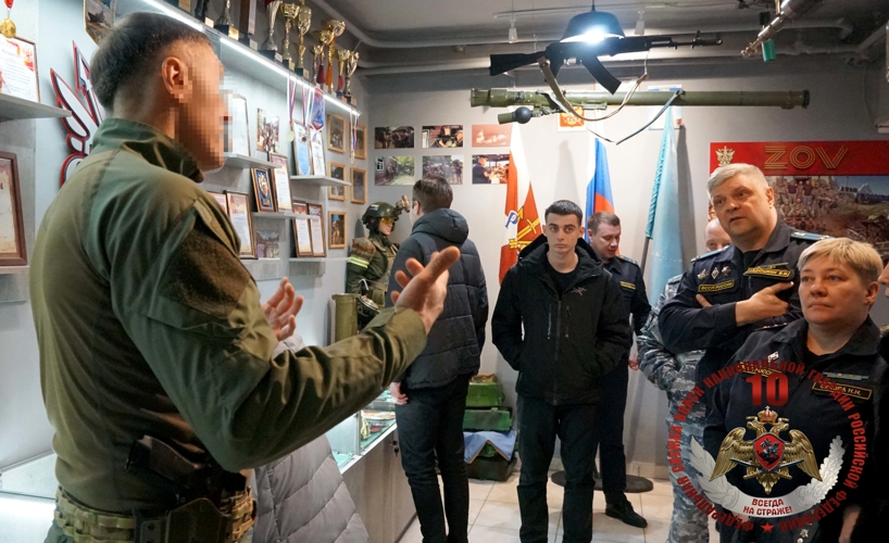 Судебные приставы Сахалина познакомились с работой СОБР «Редут»