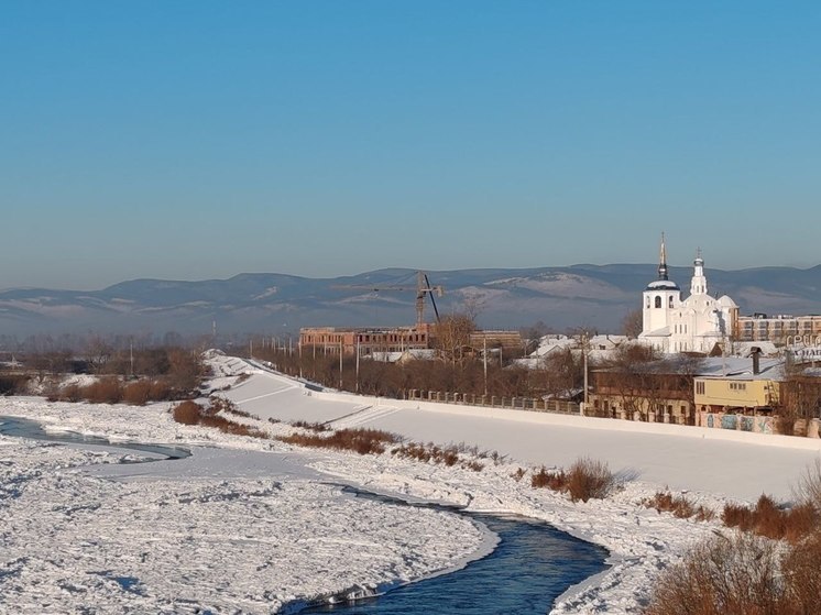 Рыбаки со льдины на реке в Улан-Удэ добрались до острова