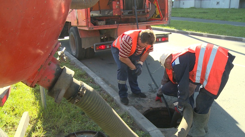 Специалисты «Горводоканала» очищают ливневую канализацию в Пскове