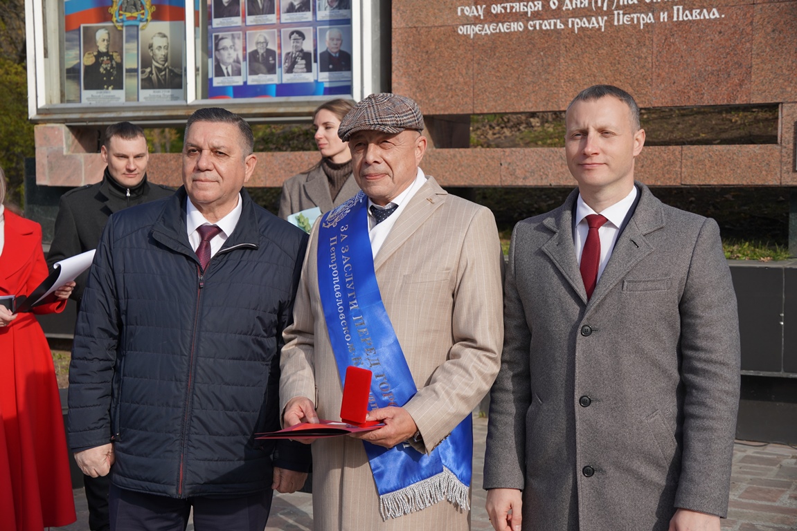 Глава города Евгений Беляев: Почётные граждане и обладатели знака «За заслуги перед городом» являются настоящим примером самоотдачи, служения и верности делу