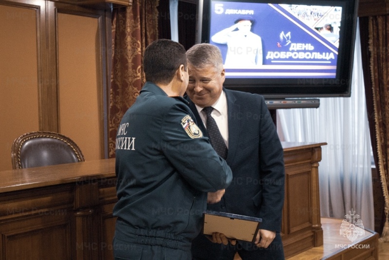 В Главном управлении МЧС Югры прошла торжественная церемония награждения добровольцев округа