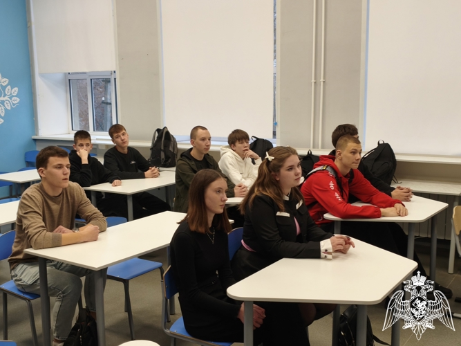 В Ивановской области офицер лицензионно-разрешительной работы обсудил перспективы поступления на службу в Росгвардию с южскими школьниками