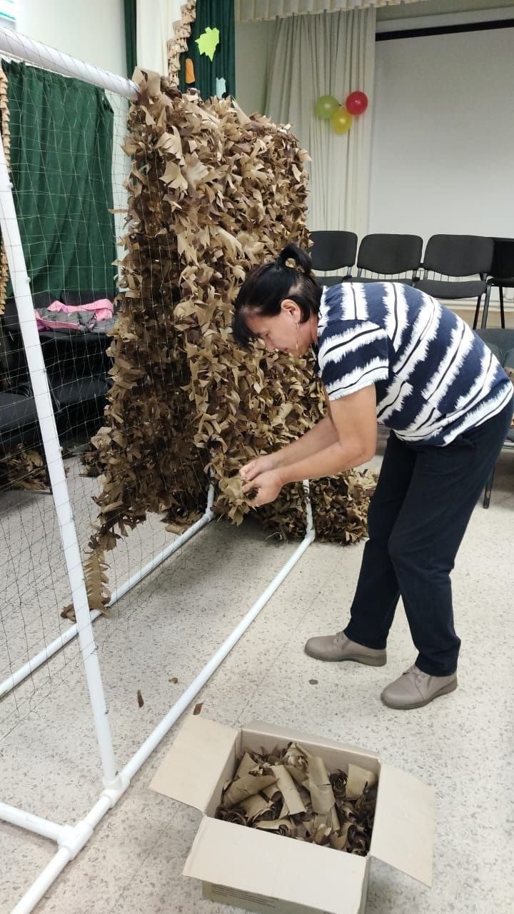 СВОим помогаем: жители Мензелинского района плетут маскировочные сети для бойцов