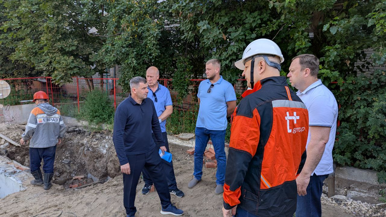 Сергей Барулин вместе с министром строительства и ЖКХ области Михаилом Бутылкиным осмотрел работы, которые выполняются в рамках концессионного соглашения