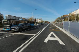 Новую «выделенку» на Лескова и Широкой заасфальтировали, но автобусы поедут по ней не скоро