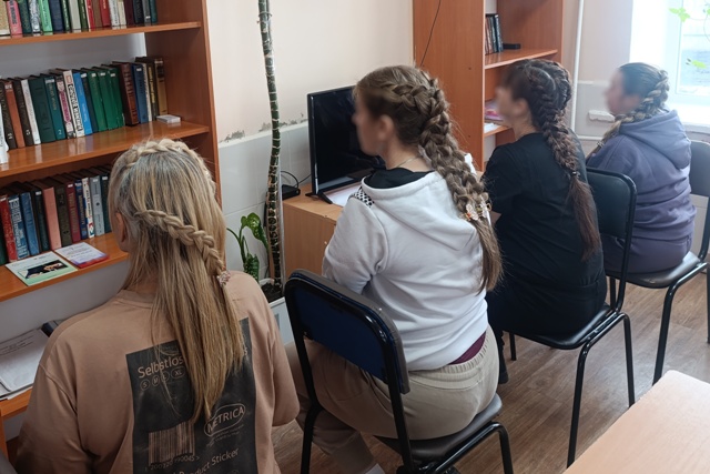 В изолированном участке, функционирующем как исправительный центр при КП-12 УФСИН России по Омской области, состоялся мастер-класс по плетению кос