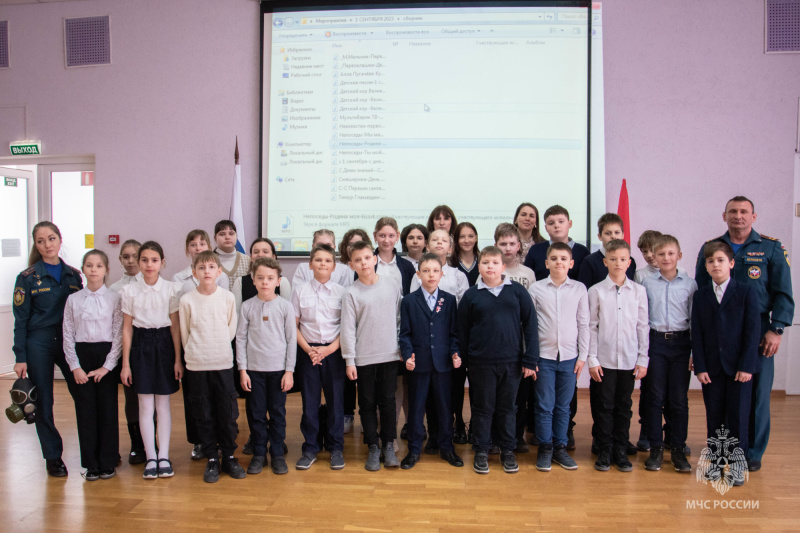 По случаю Всемирного дня гражданской обороны севастопольские сотрудники МЧС провели уроки безопасности для школьников и студентов