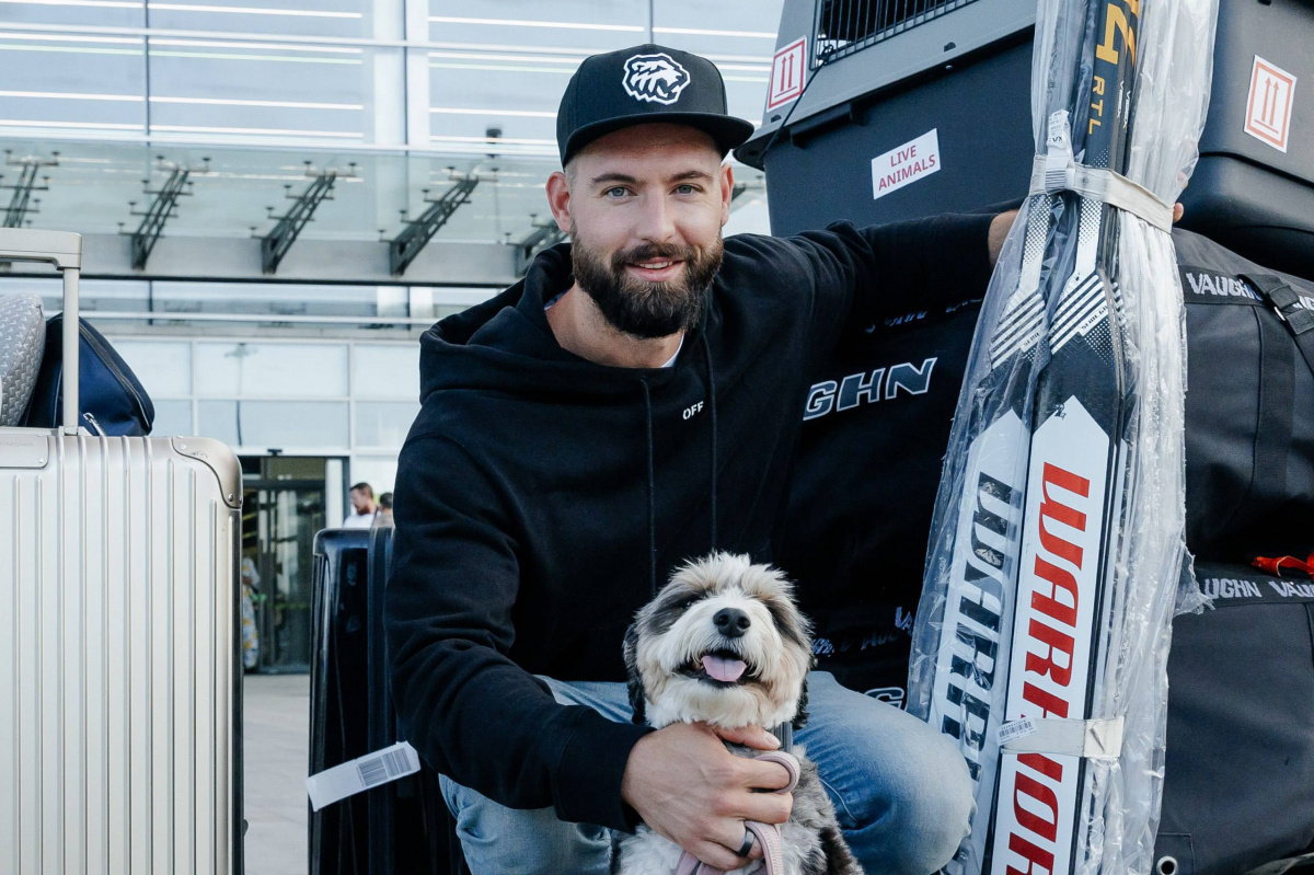 Вратарь Крис Дригер прилетел в Челябинск со своей собакой*