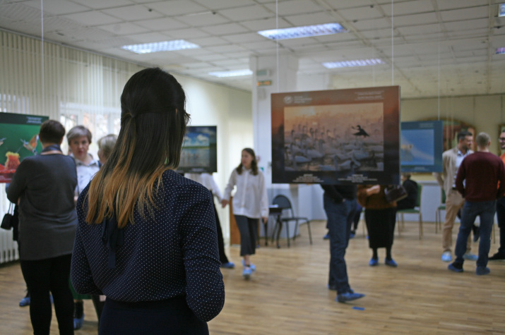 Фоторепортаж об открытии фотовыставки "Самая красивая страна" и проведении географического диктанта в Брянске