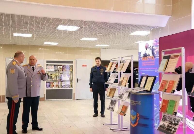 Главе МЧС России Александру Куренкову представили новый учебник для пожарных