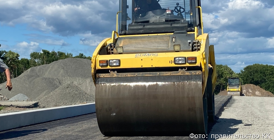 На дороге к Халактырскому пляжу начали укладывать асфальт