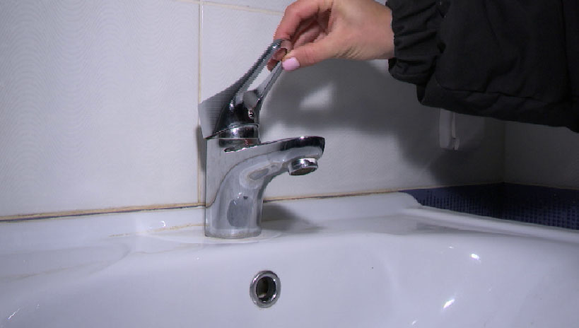 На перебои с водой жалуются жители дома в Екатеринбурге