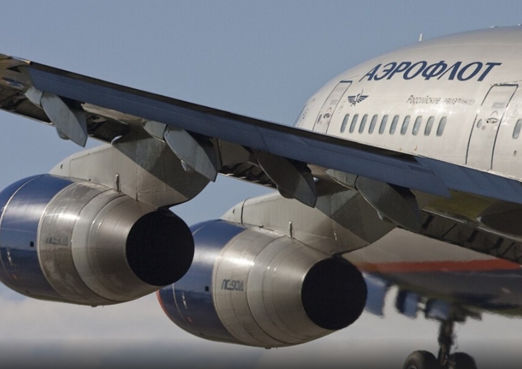 Пилот самолета пролил чай и повредил панель приборов при посадке