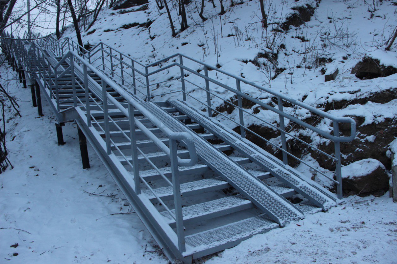 Сайт новая лестница. Аварийная лестница. Новая лестница в Красноярске. Украли лестницу. Изношенная лестница.