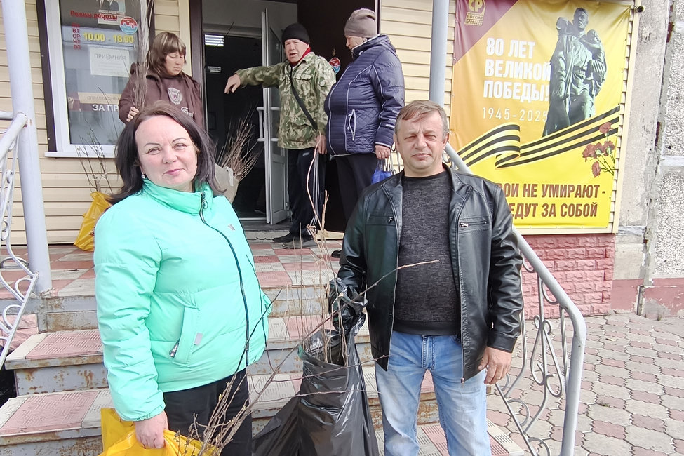 Депутат Законодательного Собрания Константин Терещенко устроил раздачу саженцев.