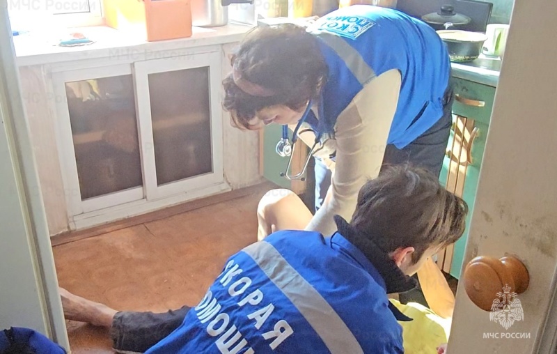 Помощь пришла вовремя: сотрудники МЧС ЕАО спасли пенсионера