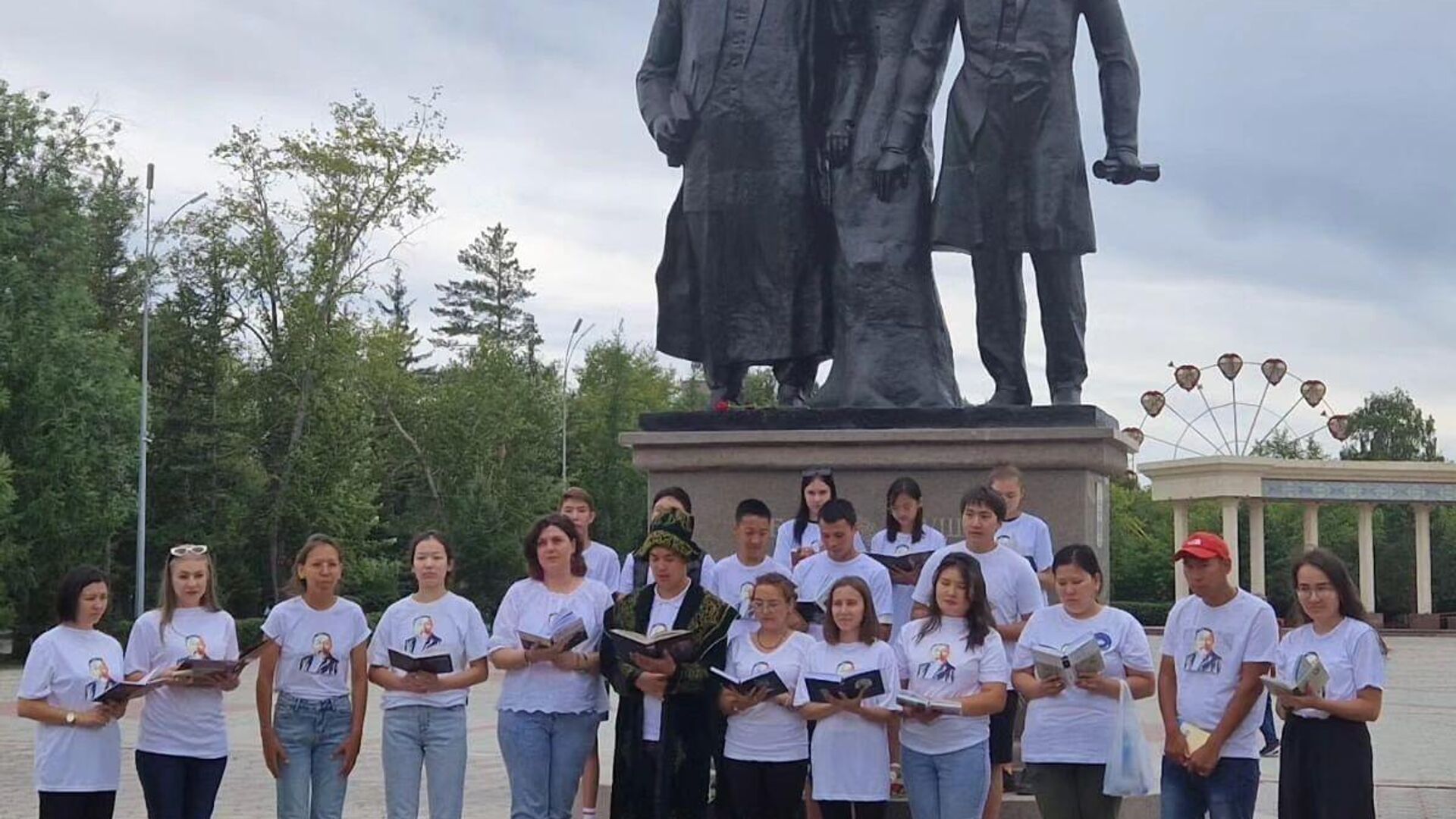 День молодежи петропавловск камчатский. Молодежь Петропавловска благоустраивает памятники. Памятник Абаю.