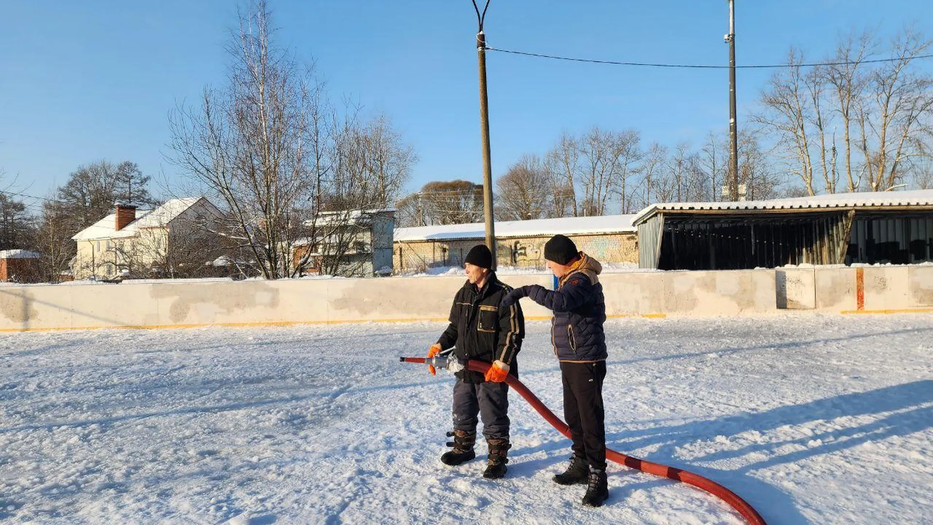 Каток в Пушкино. Заливка ледового катка. Каток Пушкинская набережная. Каток в Пушкино Московская область.