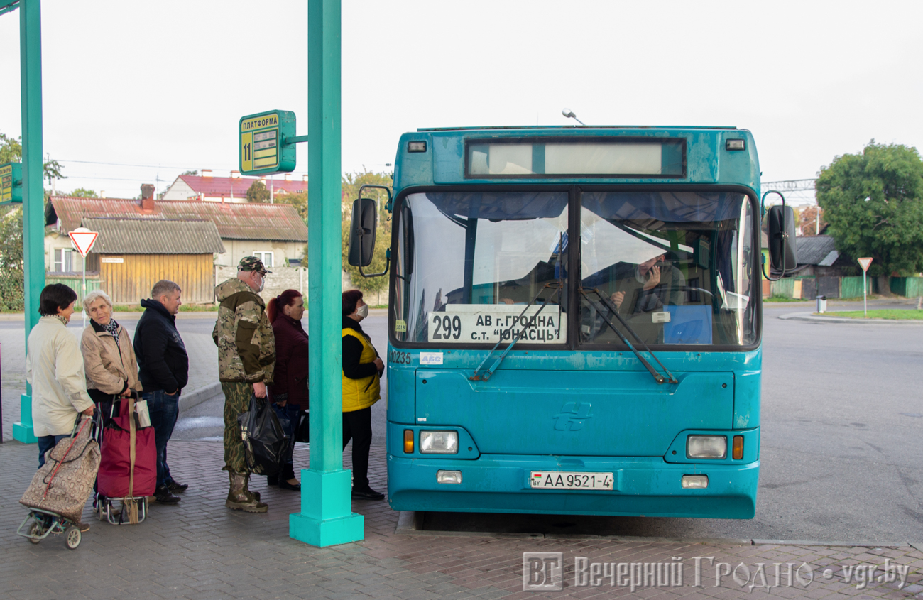 Дачные автобусы гродно расписание. Бирюзовый автобус. Бирюзовые маршрутки. Маленький бирюзовый автобус. Автобусы в Гродно фото.