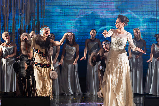 Артистка «Эргырона» Римма Астрова и лауреат международных конкурсов Софья Цыганкова (сопрано) под занавес концерта исполнили песню «Журавлиный клин» Анатолия Богуша на чукотском языке. ФОТО: ЗЕМФИРА АЗАМАТОВА