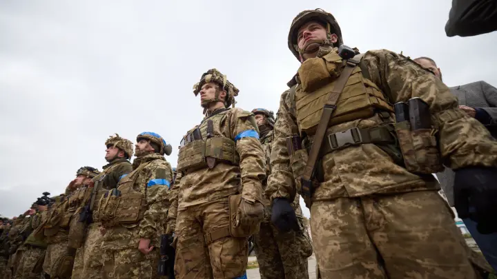 Умоляю, помогите покарать этих нелюдей: Украинского солдата застрелил собственный комбат-рэкетир. Вдова записала видео со слезами на глазах
