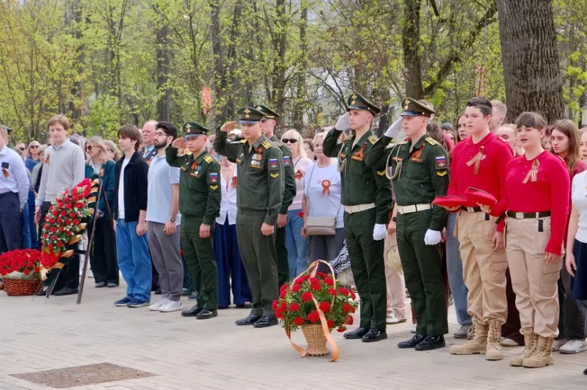 Память о подвиге советского народа почтили на Яблоневой аллее - у памятника фронтовому кинооператору прошла торжественная церемония, посвященная героям Великой Отечественной войны