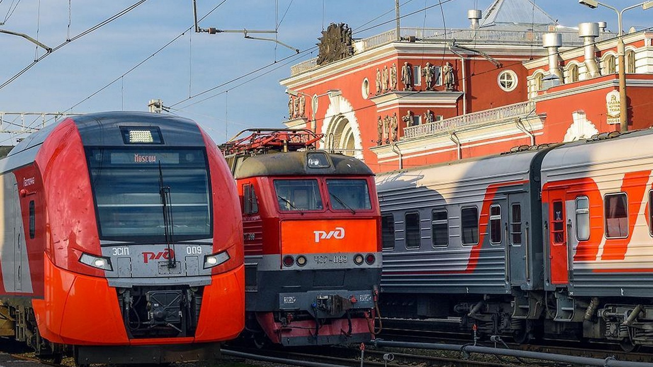 Безопасно ли ехать на поезде через курск. Поезд Москва Курск. Новогодний поезд РЖД. Пригородные поезда Курск. Электричка Курск ржава.