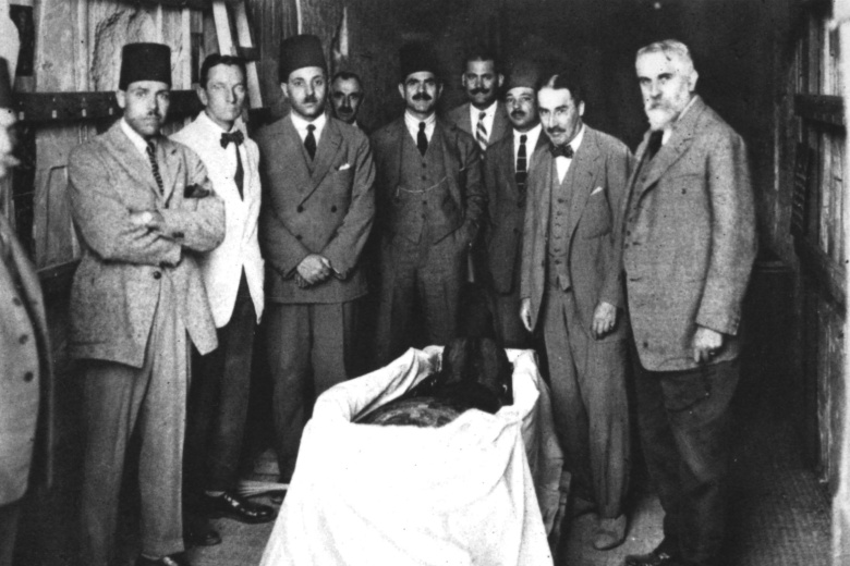 Группа археологов и представителей египетского правительства, проводящих осмотр мумии Тутанхамона, 6 февраля 1926 года