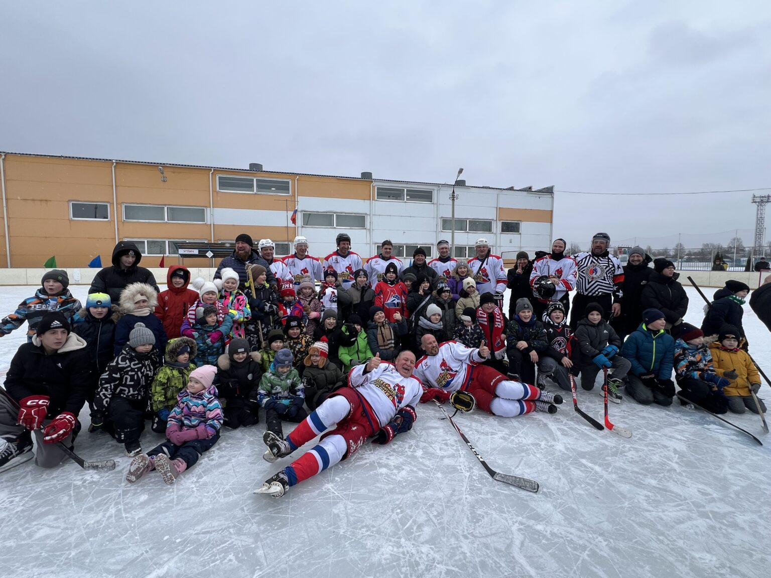 «Ветераны Ярославского хоккея» сыграли товарищеский матч с «ЛХК Углич» в честь юбилея Угличского хоккея