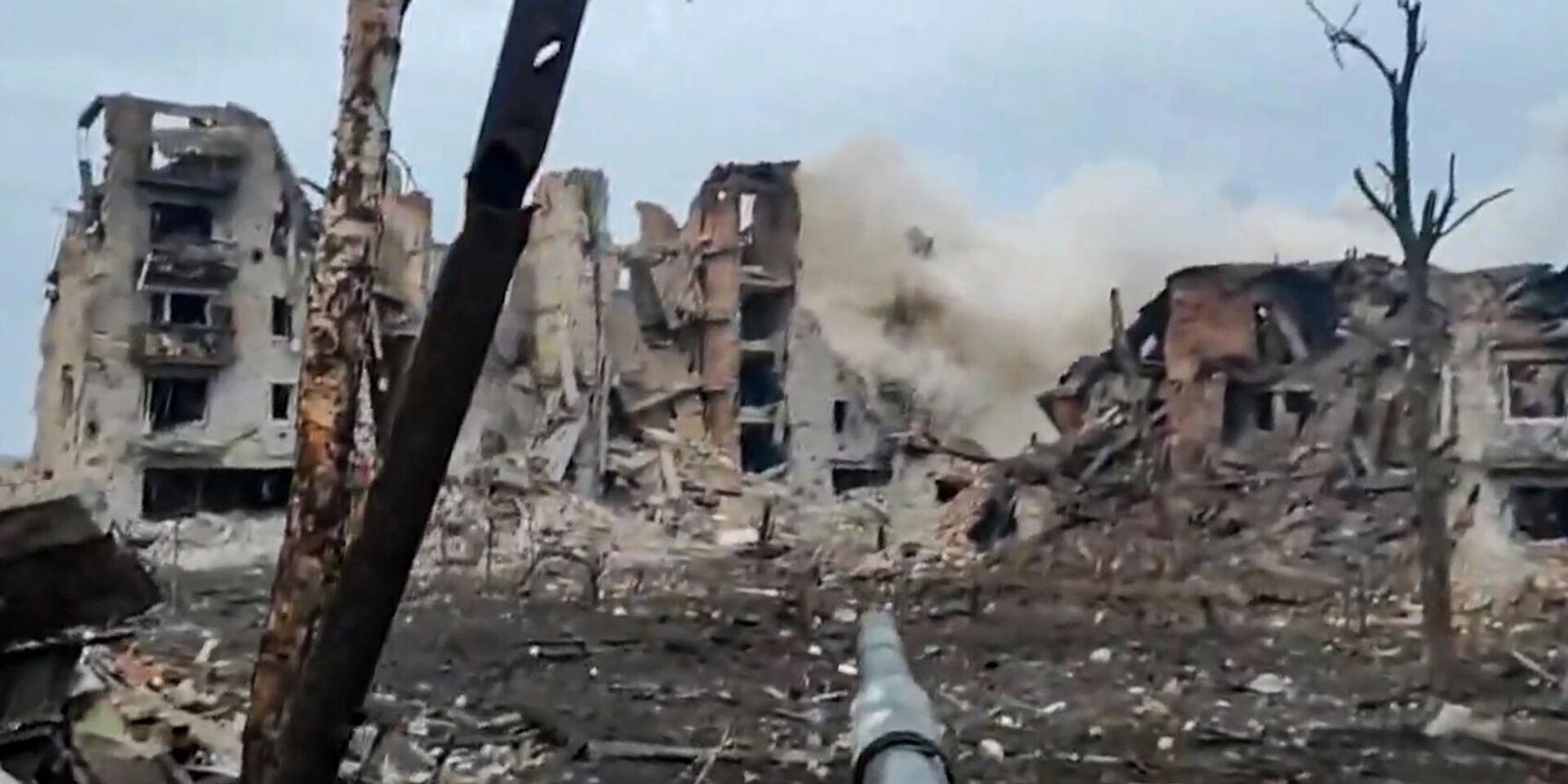 Танкисты группировки войск Центр работают прямой наводкой по позициям ВСУ на Покровском направлении. Скриншот с видео. - ИноСМИ, 1920, 29.10.2025