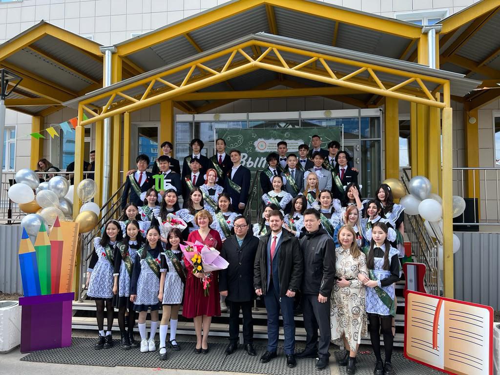Члены Правительства Якутии поздравили выпускников 
