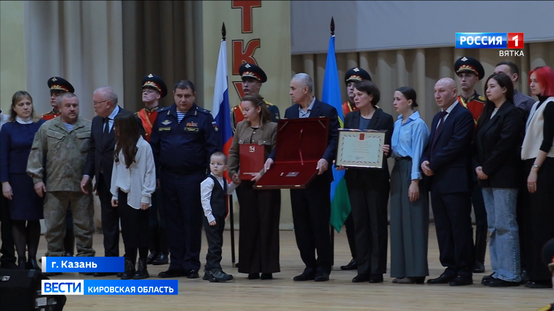«Золотую звезду» Героя России передали семье погибшего защитника Эдуарда Сабирова