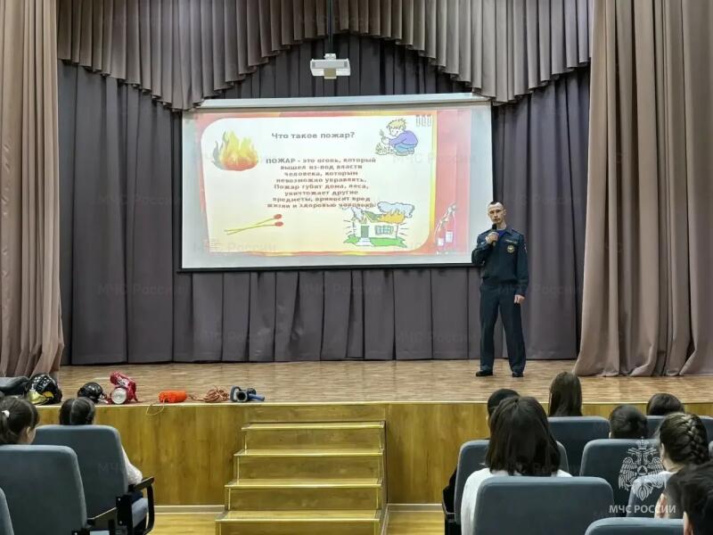 Сотрудник МЧС России провел Урок мужества для школьников