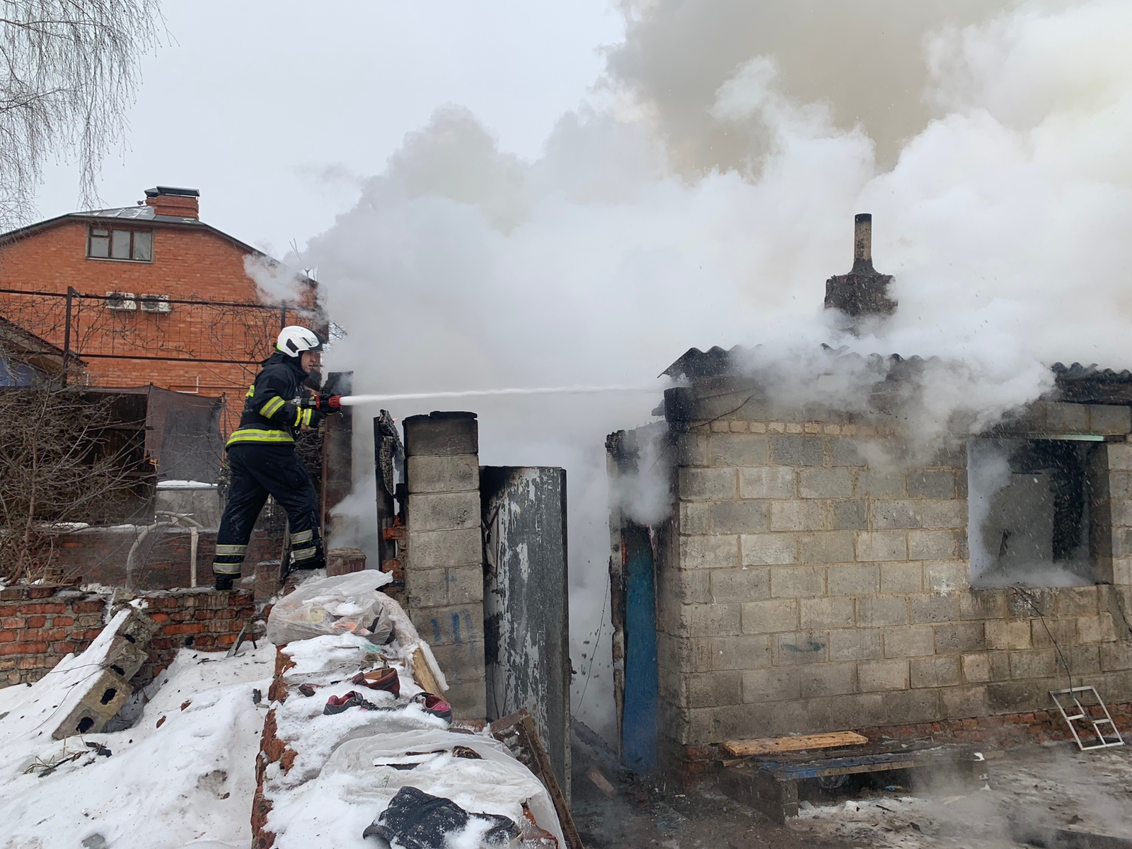 Пожар в туле сегодня в пролетарском. Сгоревшее здание. Пожар в частном доме. Сгоревший дом. Пожар фото.