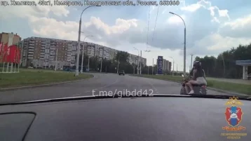Фото: В Кемерово мужчину, вёзшего пассажирку, отстранили от управления мотоциклом 1