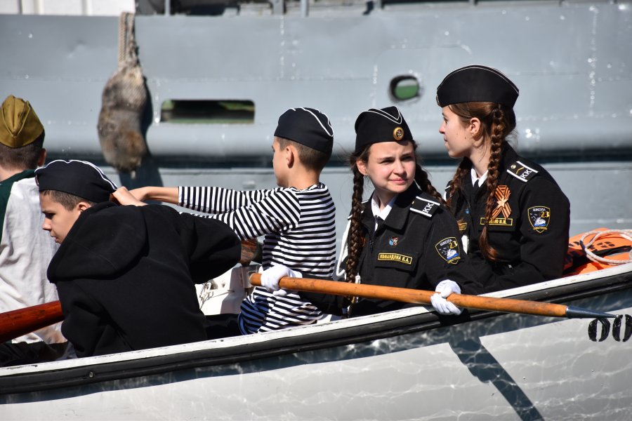 Воспитанники севастопольской детской морской флотилии почтили память моряков-черноморцев