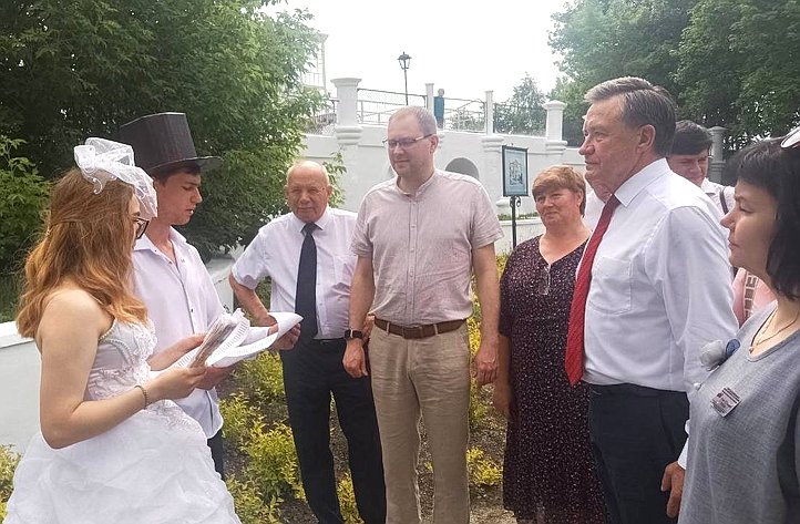 Сергей Рябухин в ходе поездки в регион принял участие в 57-м Всероссийском Пушкинском празднике поэзии в с. Языково Карсунского района