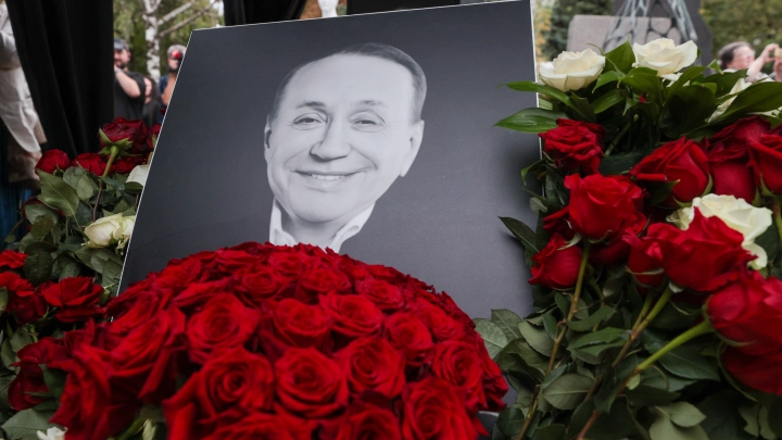 На могиле Маслякова появилась необычная деталь: памятник легенде КВН раскрыл его главную тайну