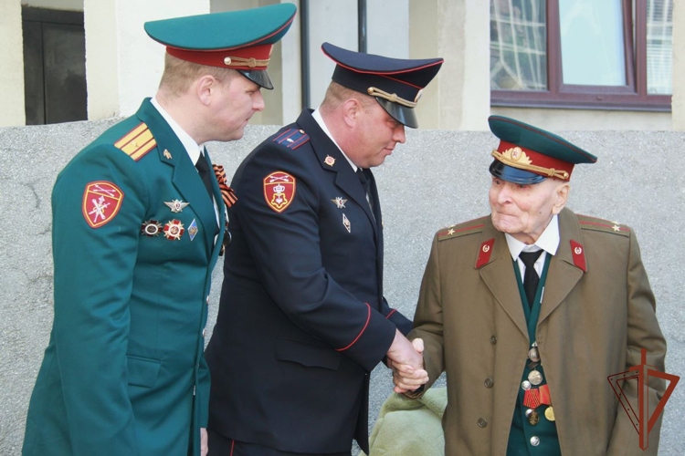 Акция Росгвардии «Парад у дома ветерана» продолжается в Новосибирске