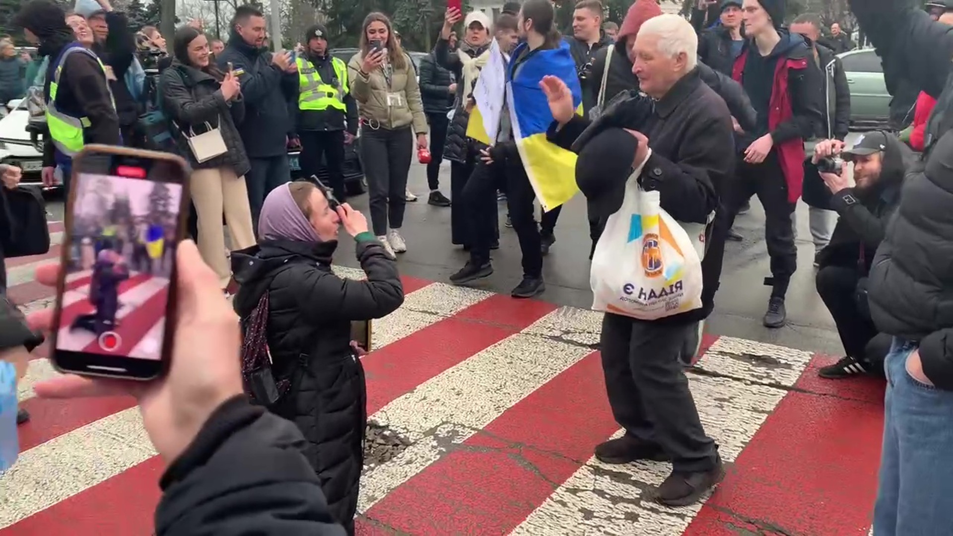 На столе упала икона