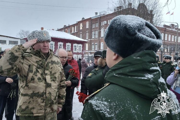 Росгвардейцы почтили память Героев Отечества в Костроме