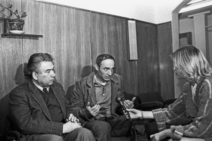 Журналист берет интервью у Валентина Гафта и писателя Чингиза Айтматова, 1986 год