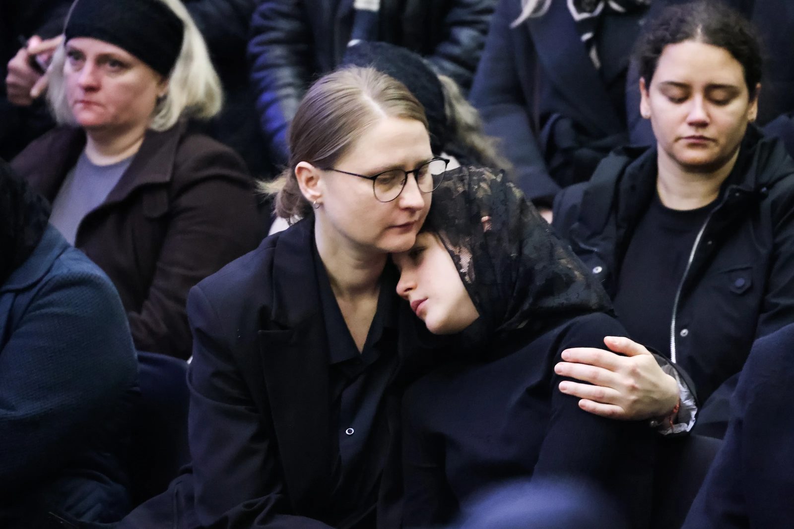 Сергей Бурунов, Гарик Харламов и Ирина Темичева простились с Романом Поповым