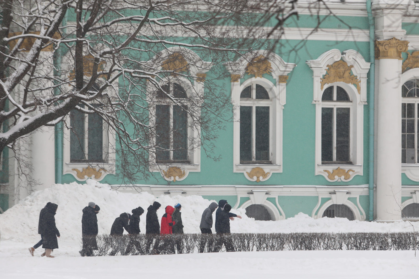 Эрмитаж работа на новогодние. Зимний Питер. Зима в Москве. Заснеженный Петербург. Туристы в Питере.