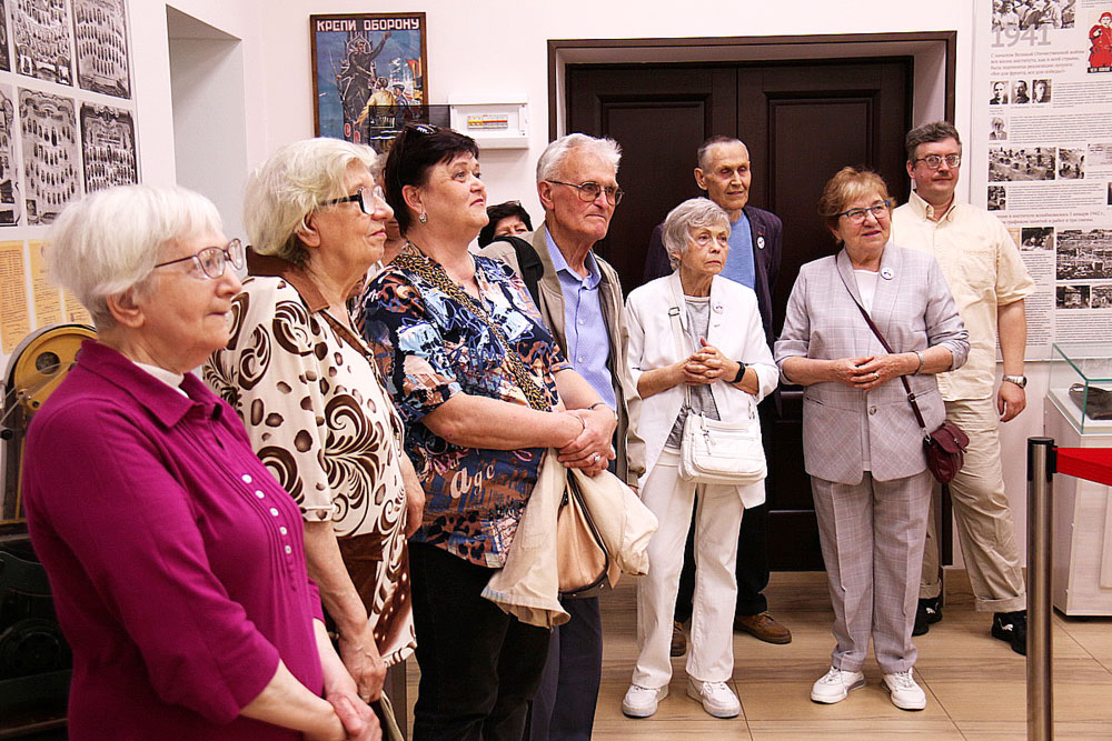 Встреча через 45 лет. Встреча одноклассников 45 лет. Встреча выпускников 45 лет спустя поздравления и пожелания. Встреча выпускников через 45 лет. Встреча выпускников 45 лет спустя.