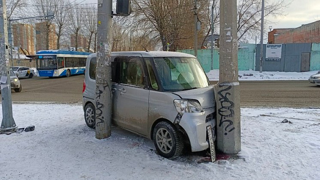 В Новосибирске 67-летний водитель автомобиля врезался в фонарный столб и погиб