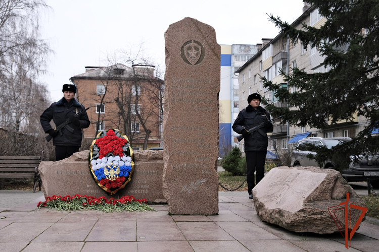 В Республике Алтай росгвардейцы почтили память коллег, погибших при выполнении служебного долга