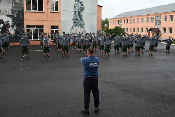 Олимпийский чемпион Евгений Подгорный провел зарядку для воспитанников Новосибирской ВК